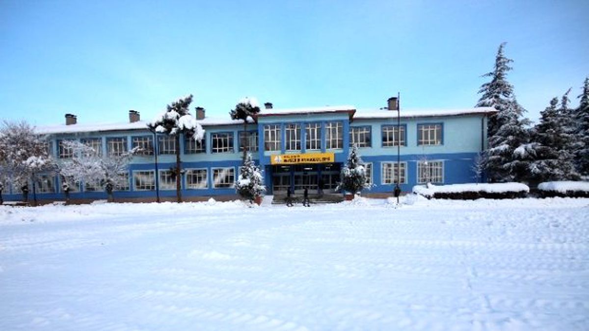 Beyşehir\'de Okul Bahçeleri Temizlendi