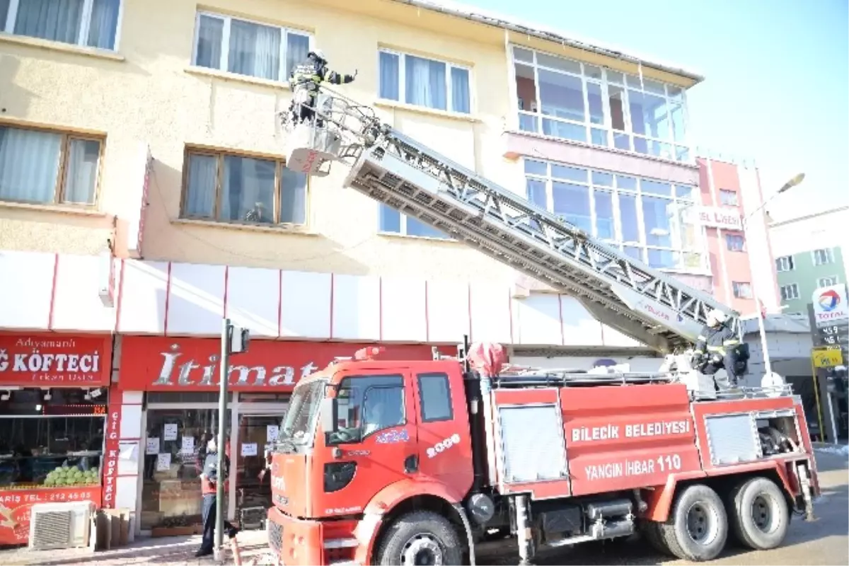 Bilecik Belediyesi İtfaiye Müdürlüğünden Buz Sarkıtlarına Müdahale