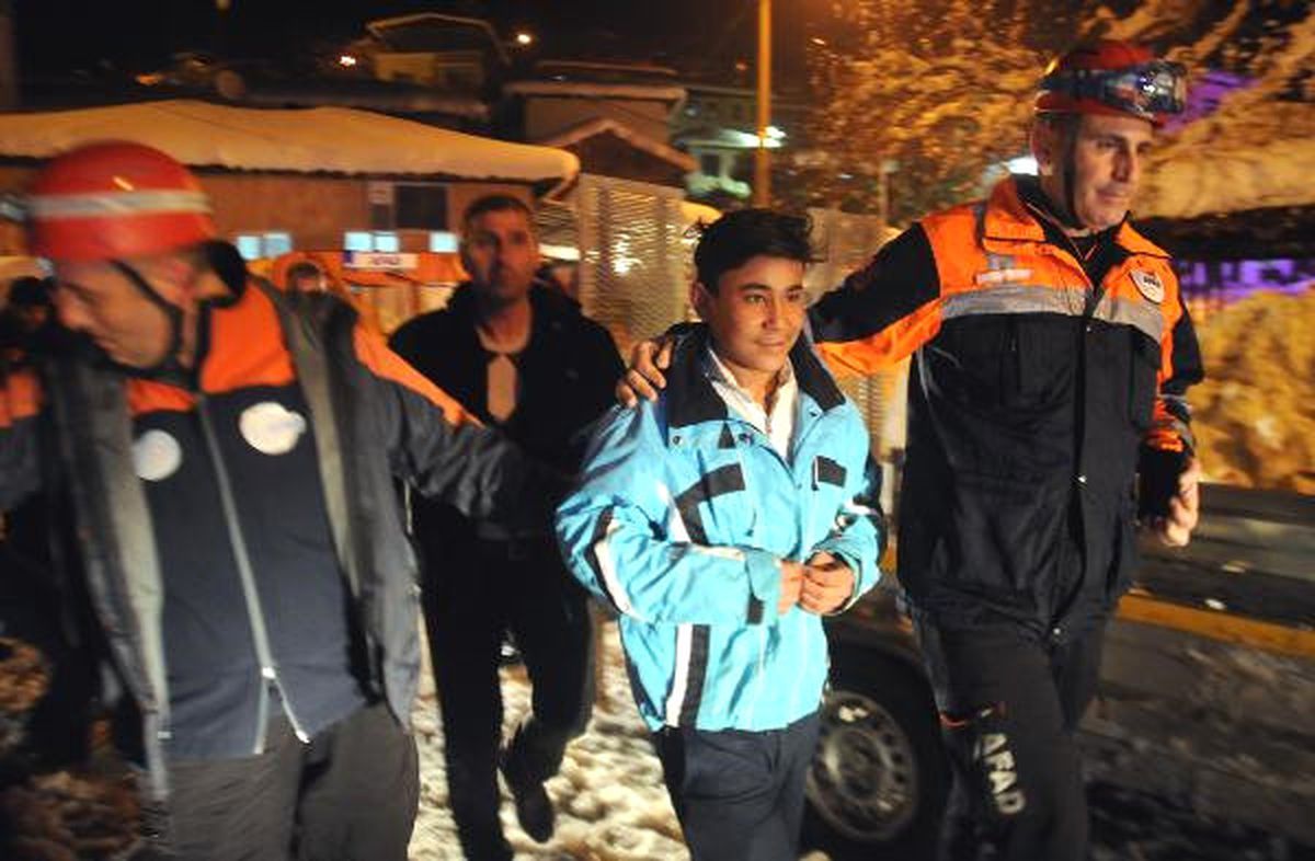 Bursa\'da Karda Mahsur Kalan Bekçi 5 Saatlik Operasyonla Kurtarıldı
