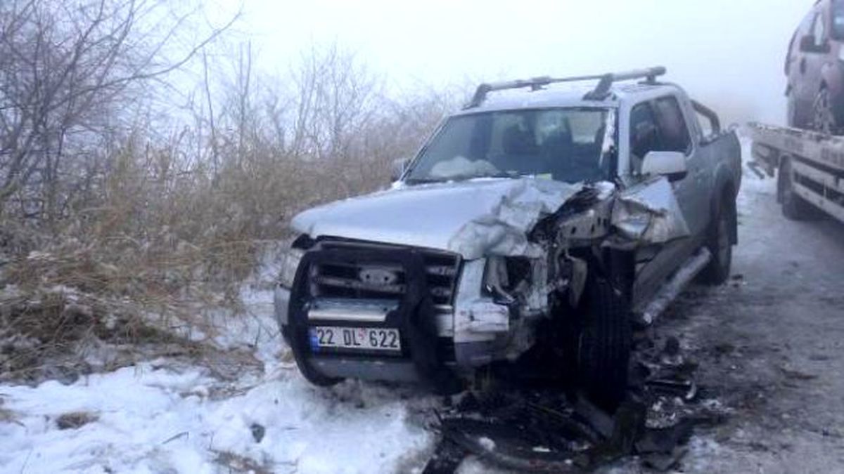 Buzlu Yolda İki Araç Çarpıştı: 3 Yaralı