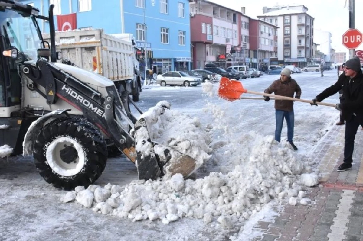 Eskil\'de Belediyenin Karla Mücadelesi Sürüyor