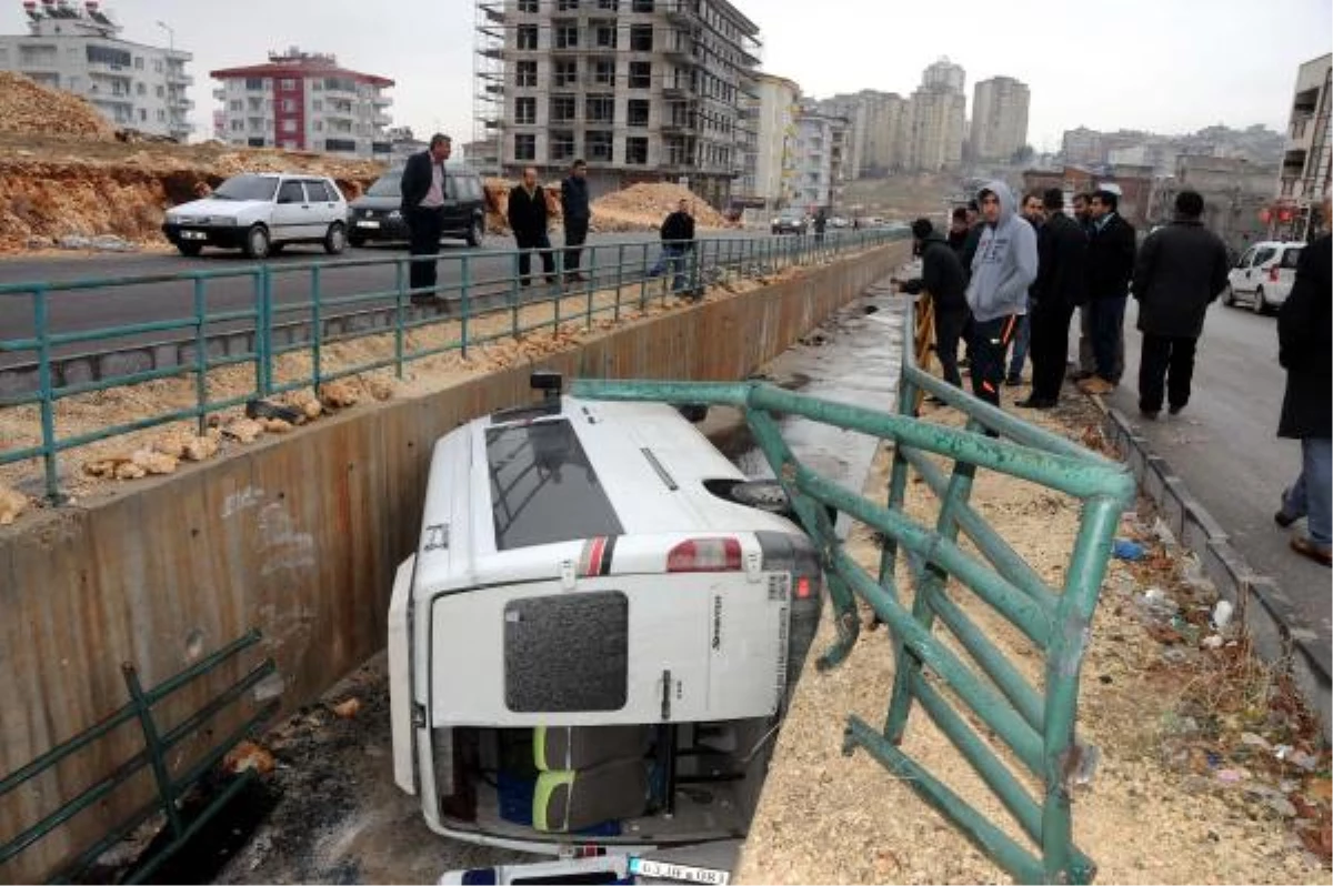 Gaziantep\'te, Minibüs Kanala Uçtu: 8 Yaralı