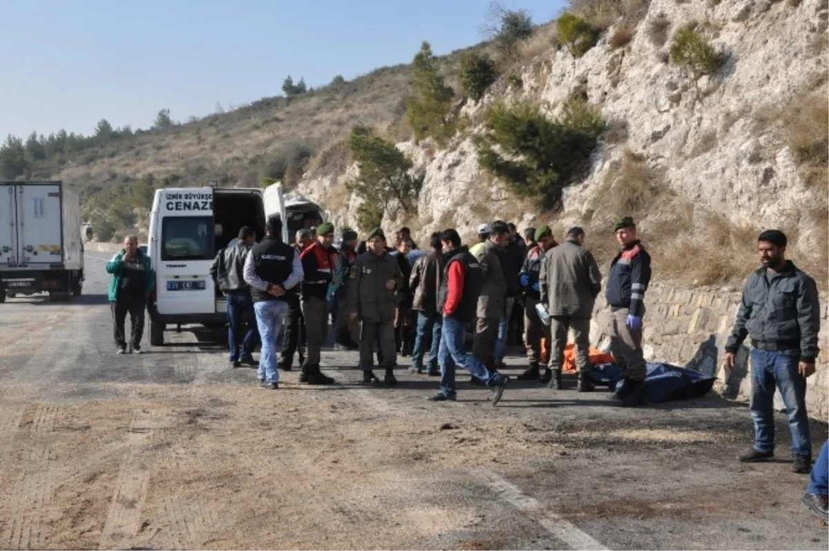 İzmir\'de Karşı Şeride Geçen Araç Ölüm Saçtı: 2 Ölü, 1 Ağır Yaralı