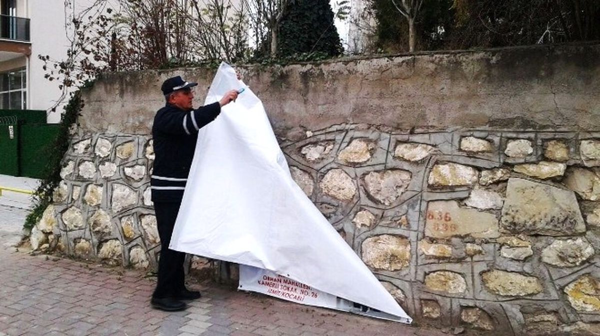 İzmit Zabıtası\'ndan Afiş Stantlarını Kullanım Uyarısı