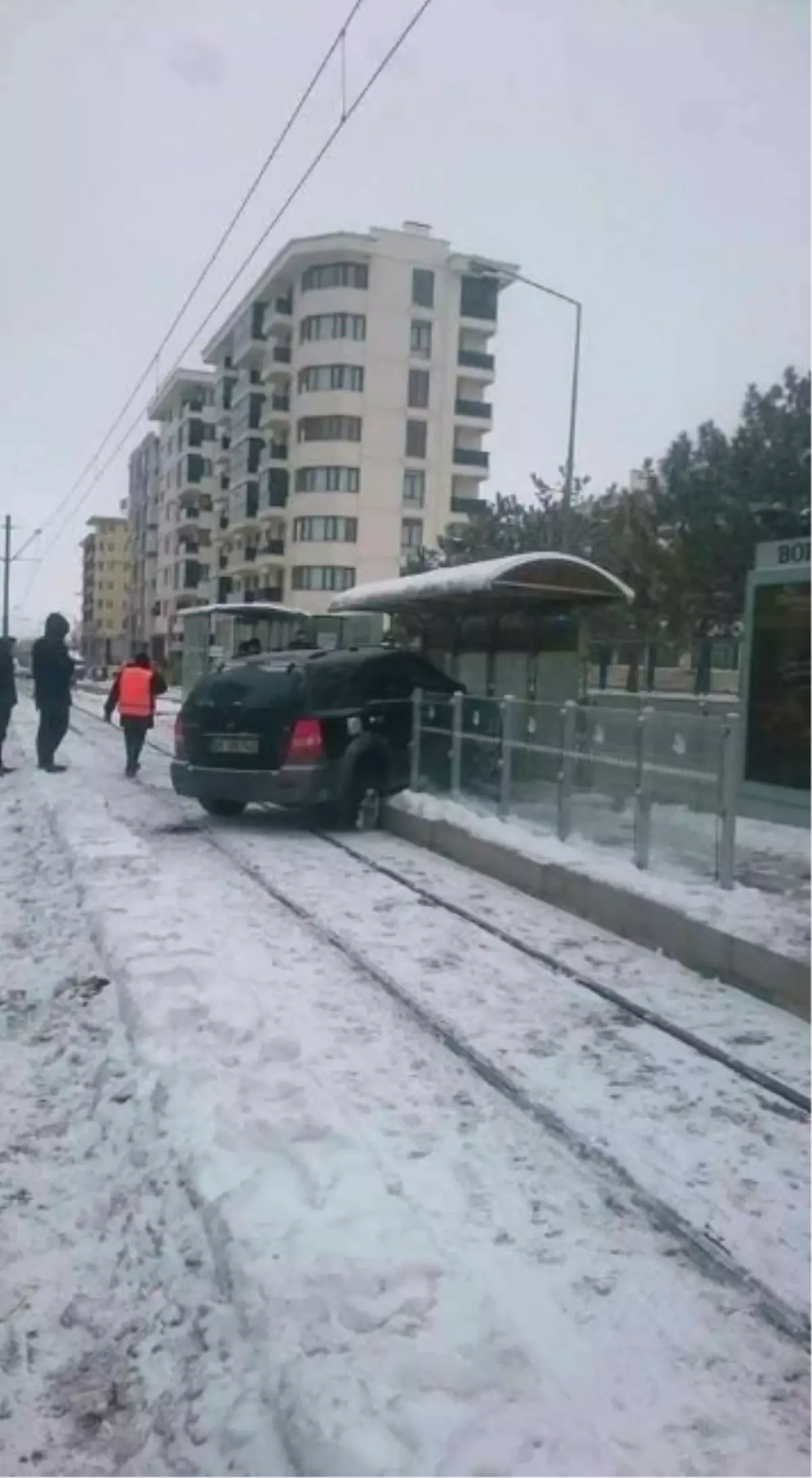 Jip Tramvay Durağına Daldı: 1 Yaralı