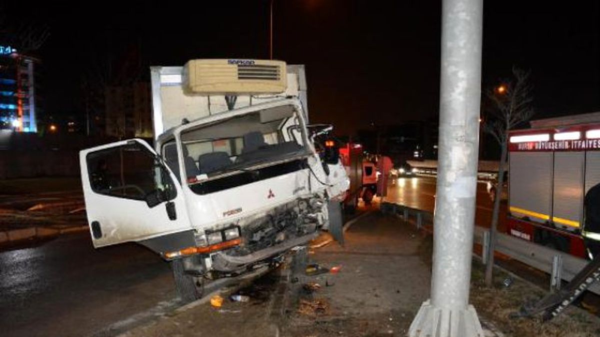 Kamyon Sürücü Önce Otomobile Ardından Aydınlatma Direğine Çarptı: 1 Yaralı