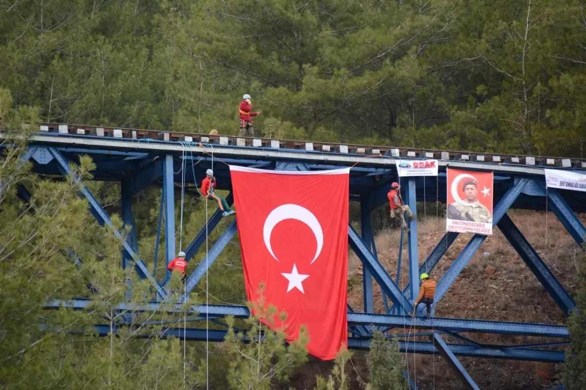 Kanlıgeçit Tren Köprüsüne Şanlı Türk Bayrağı Asıldı