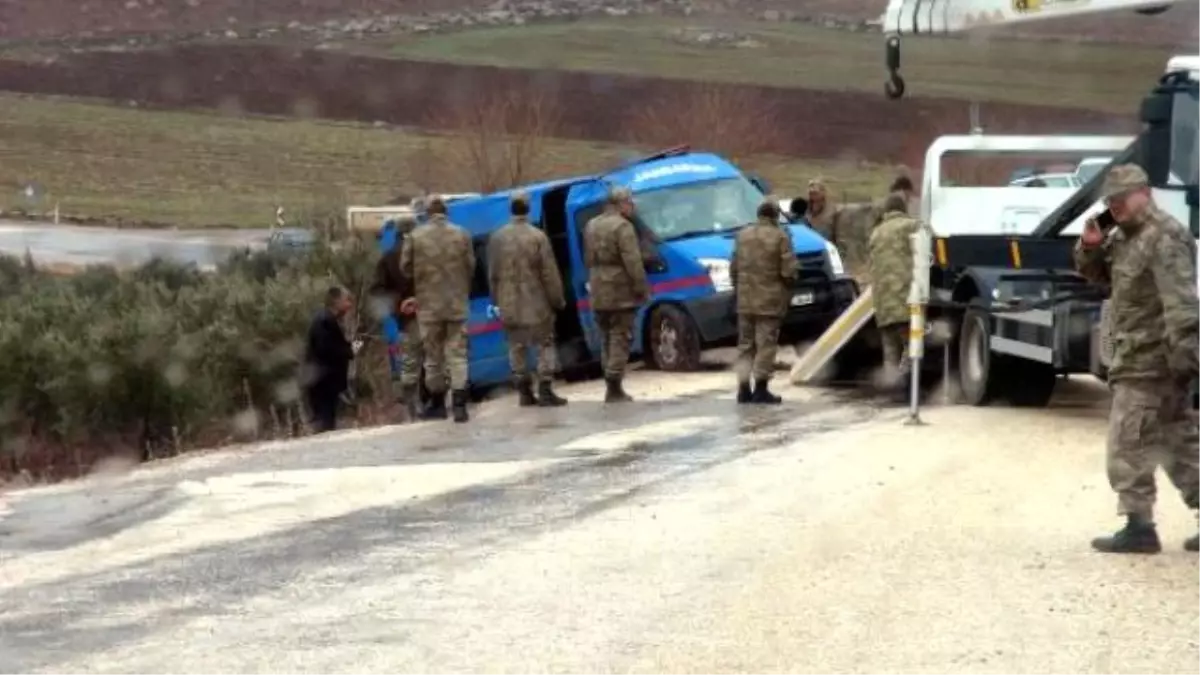 Kilis\'te Askeri Araç Şarampole Devrildi: 2 Asker Yaralı