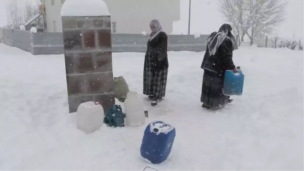 Köyün Suları Dondu, Çeşmede Kuyruk Uzadı