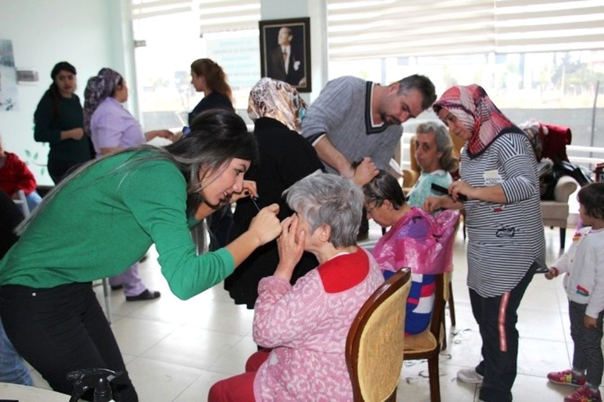 Kursiyerlerden Yaşlılara Saç Bakımı
