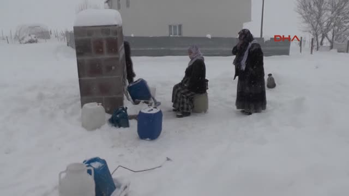 Muş Köyün Suları Dondu, Çeşmede Kuyruk Uzadı