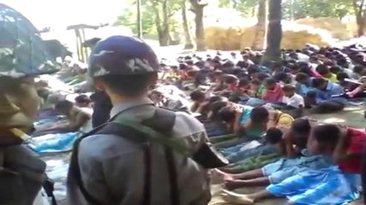 Myanmar Polisi Arakanlı Mülümanları Tekme Tokat Dövdü