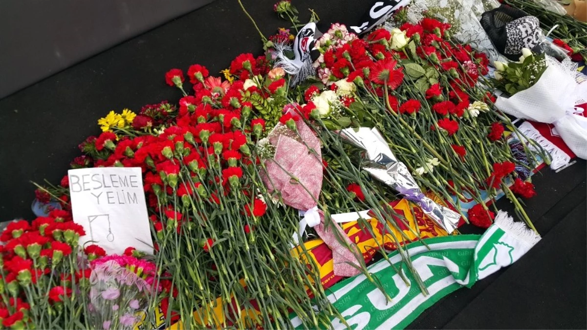 Ortaköy\'deki Terör Saldırısında Hayatını Kaybeden Karanfillerle Anıldı