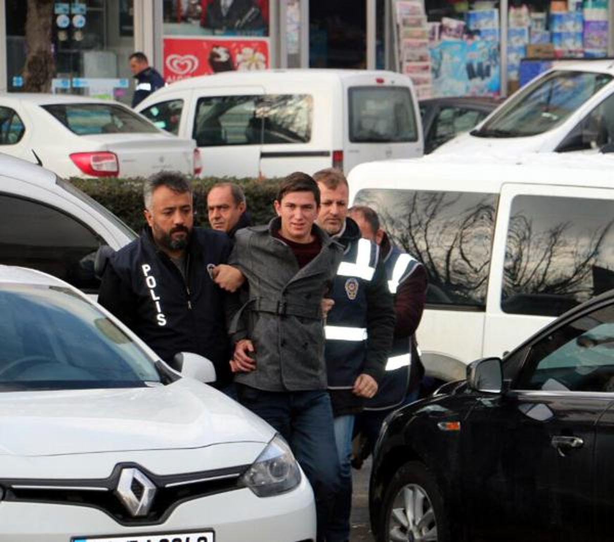 Polis, Garson Kılığına Girerek 2 Soyguncuyu Yakaladı