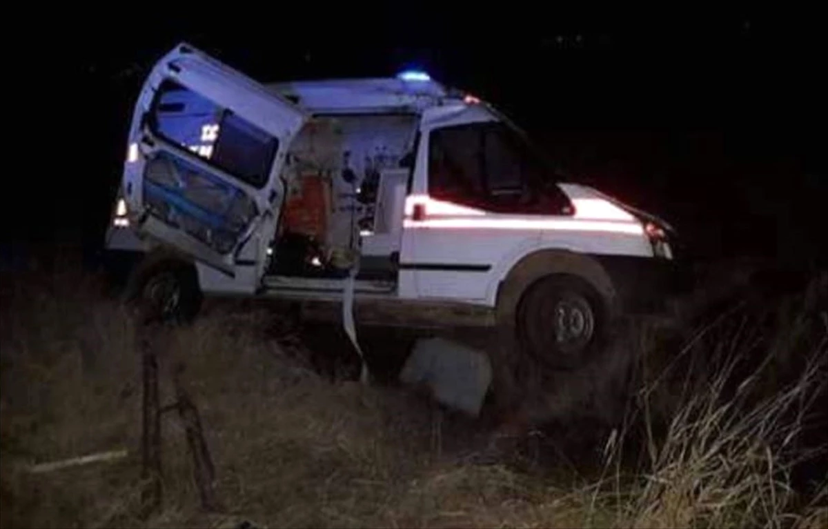 Şanlıurfa\'da Kazaya Giden Ambulans Devrildi