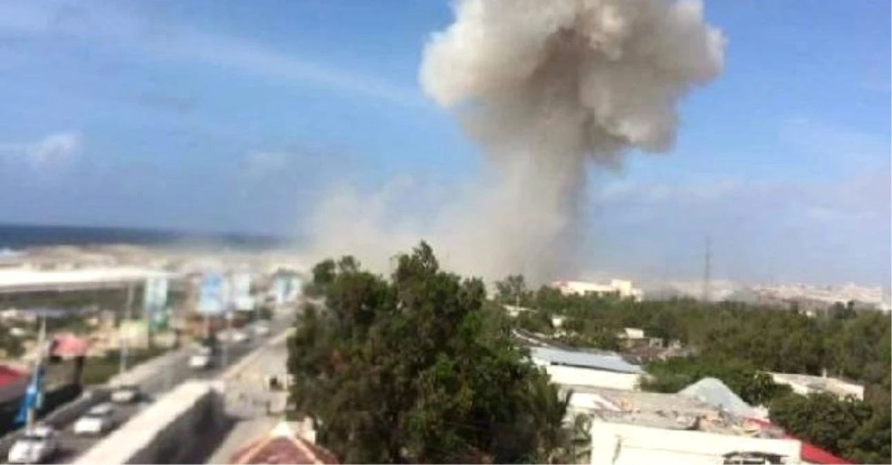 Somali\'de Havalimanı Yakınında Patlama