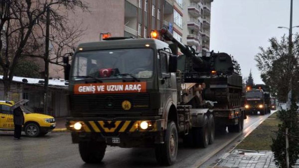 Suriye Sınırına Obüs ve Askeri Araç Sevkiyatı