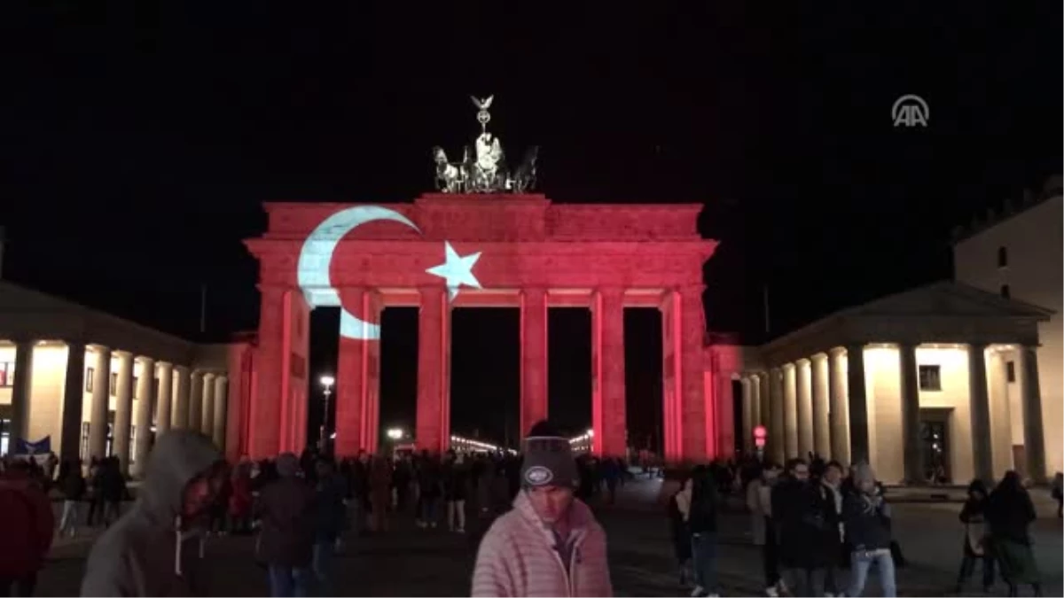 Tarihi Brandenburg Kapısı Türk Bayrağının Renklerine Büründü