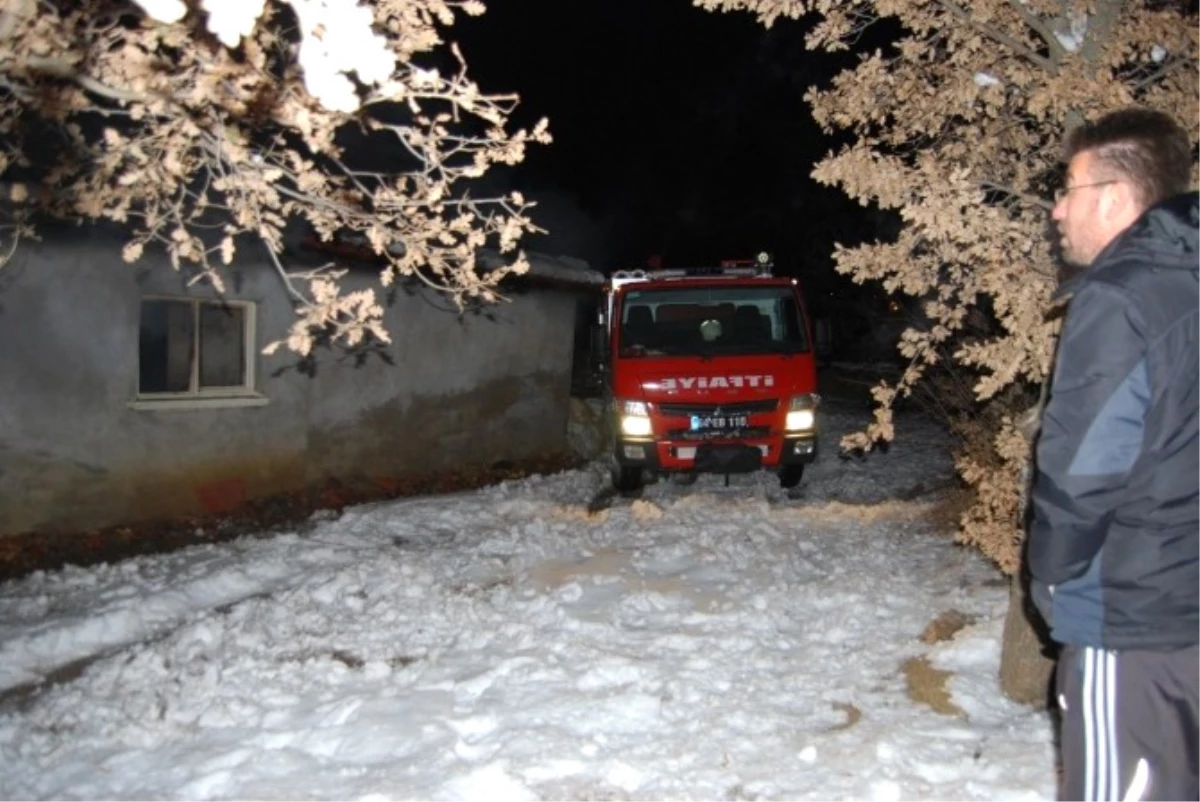 Uşak\'ta Korkutan Ev Yangını