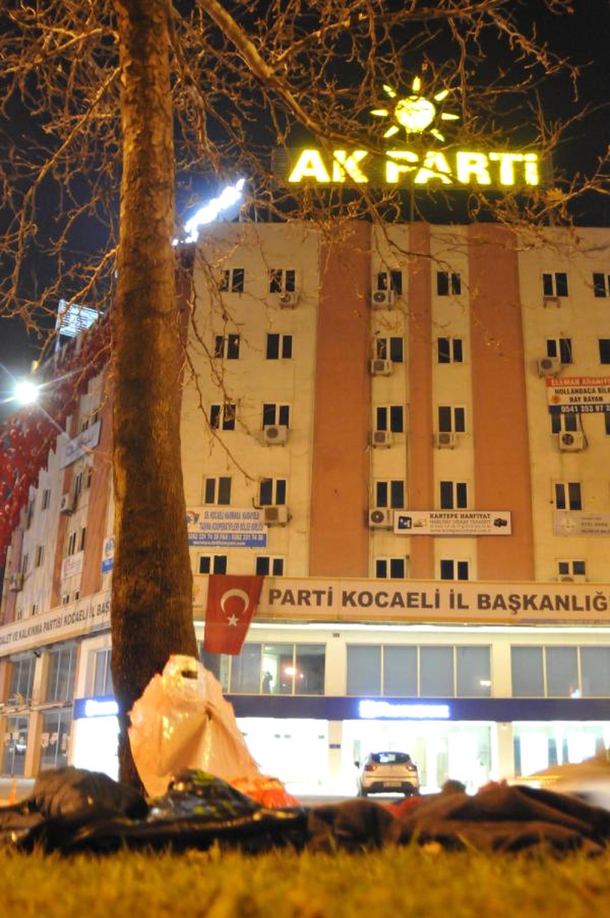 AK Parti Binasının Yakınına Bırakılan Poşet Tedirginlik Yarattı