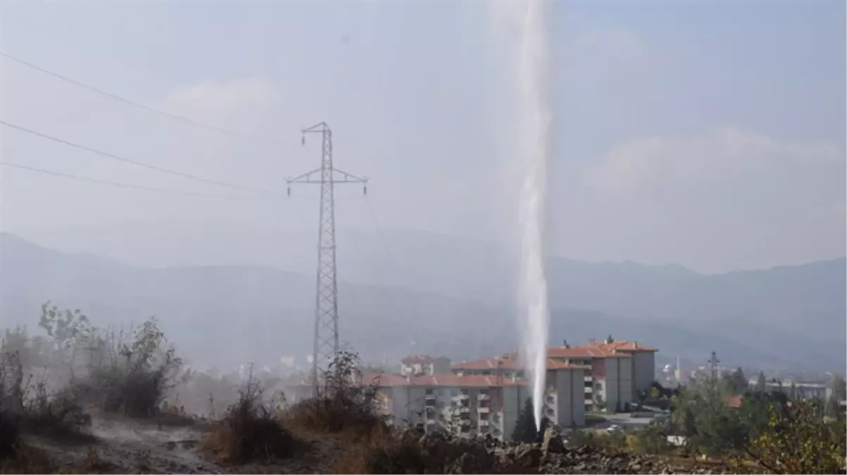 Balıkesir\'de Boşa Akan Sıcak Su Şimdi Bir İlçeyi Isıtıyor!