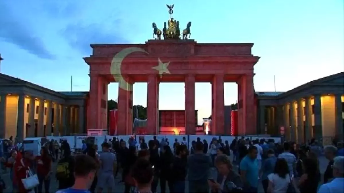 Berlin\'de Brandenburg Kapısı, Türk Bayrağı Renklerine Büründü