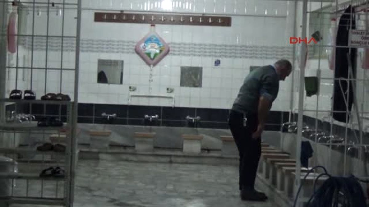 Bursa\'da Camiden Ayakkabıları Koklayarak Çalan Hırsız Yakalandı