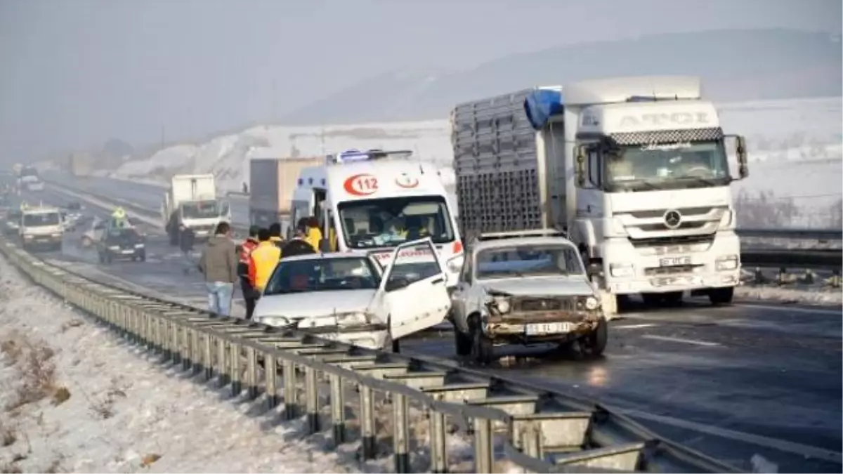 Buzlanan Yolda 9 Araç Kaza Yaptı