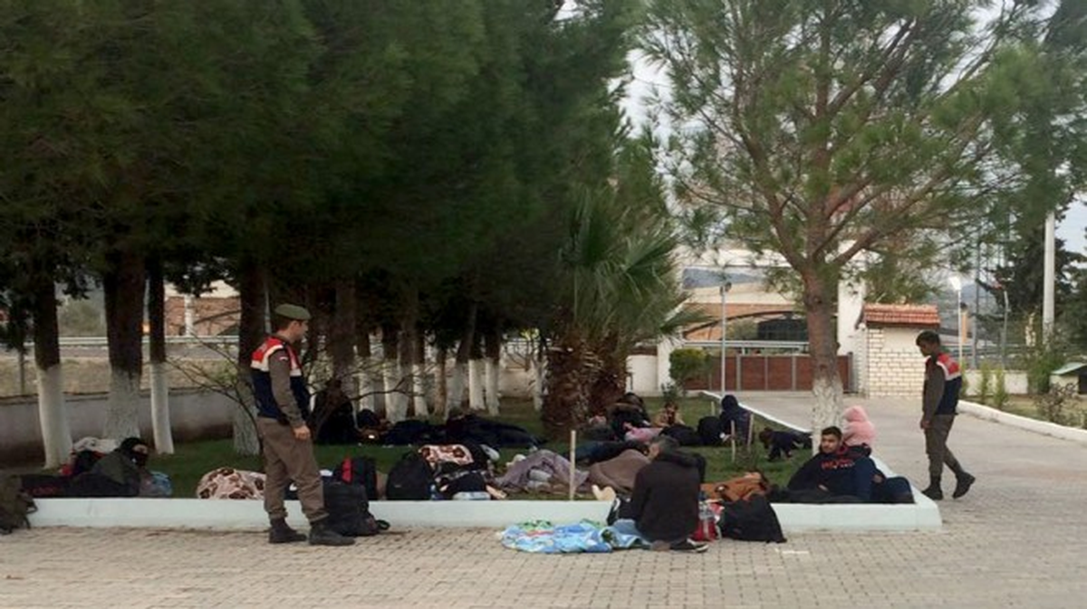 İzmir\'de Yasa Dışı Geçiş Operasyonu
