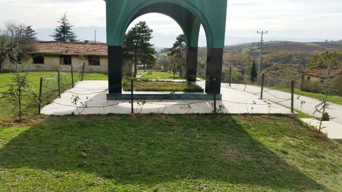 İzmit Belediyesi, Sadıklar Köyündeki Türbede Bakım Çalışması Yaptı