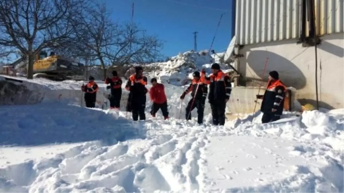 Kayıp Bekçinin Cesedi Kar Altında Bulundu