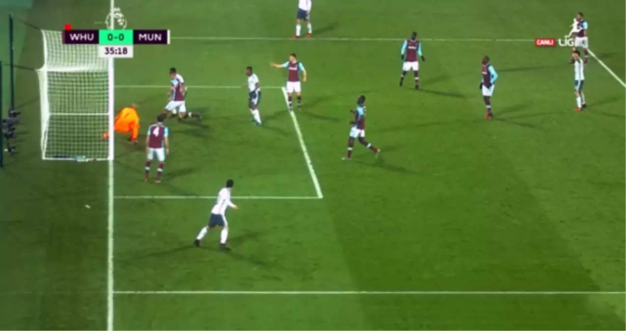 Manchester United\'lı Futbolcuların Kaçırdığı Gol Hayrete Düşürdü