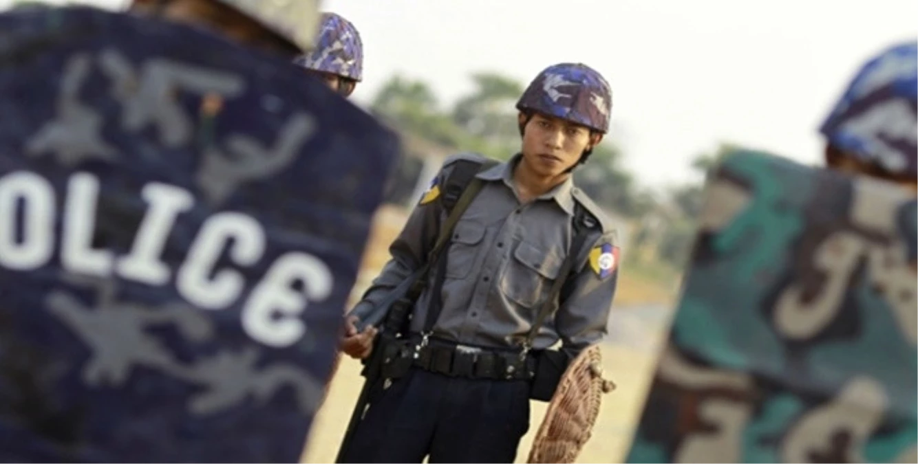 Myanmar\'da 10 Polis Gözaltında