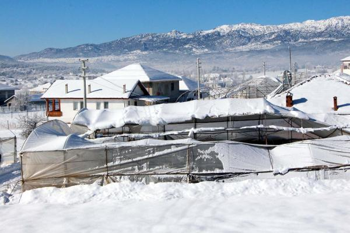 Seydikemer\'de Kar Naylon Seraları Yıktı