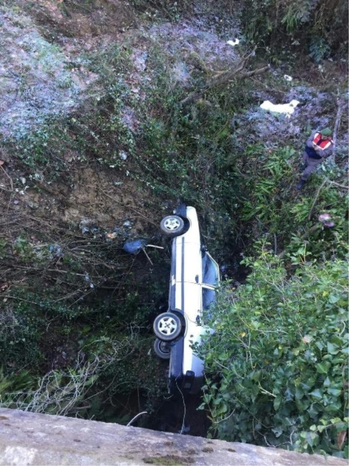 Sinop\'ta Otomobil Uçuruma Yuvarlandı: 3 Yaralı
