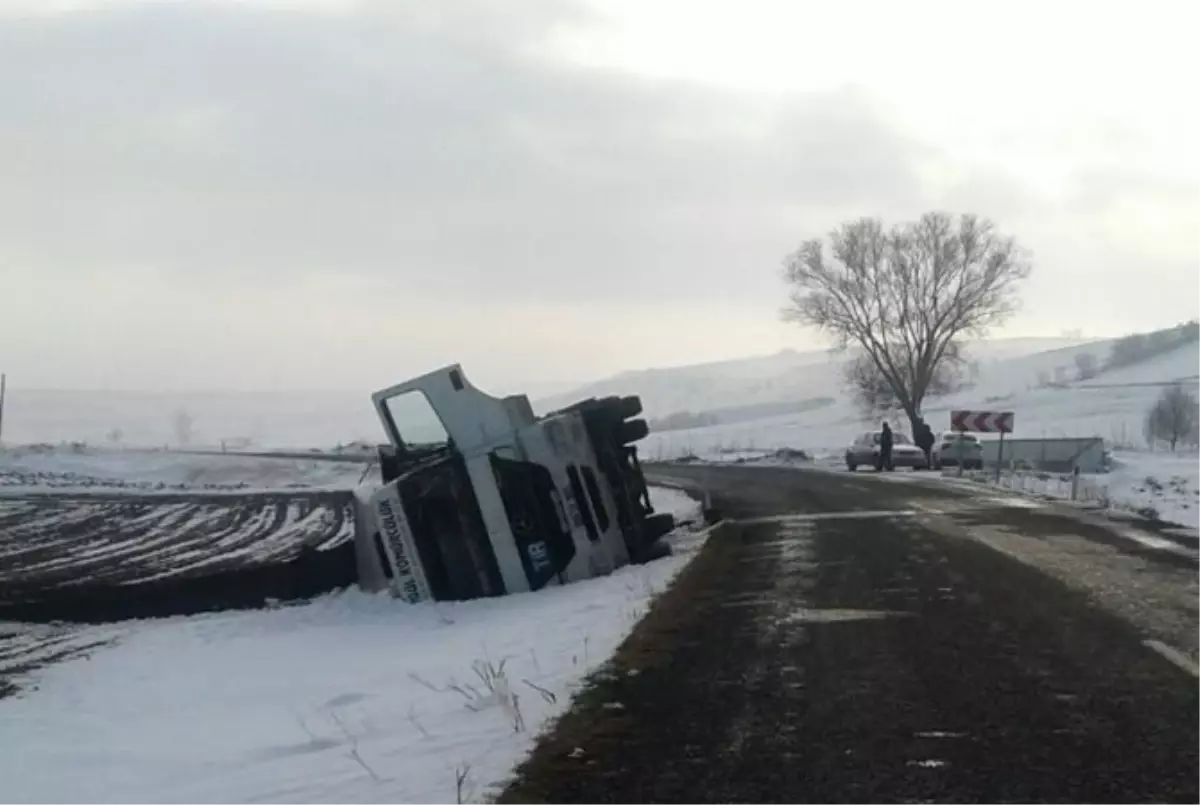 Tekirdağ\'da Tır Devrildi: 1 Yaralı