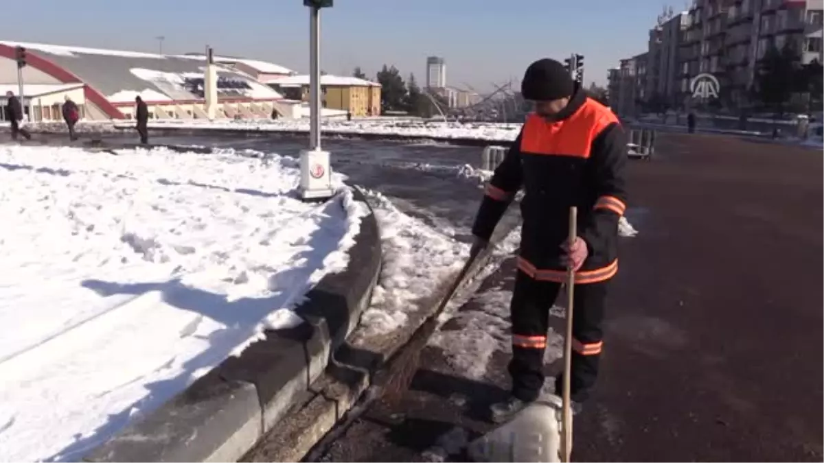 Temizlik Işçisi Bulduğu 20 Bin Lirayı Teslim Etti