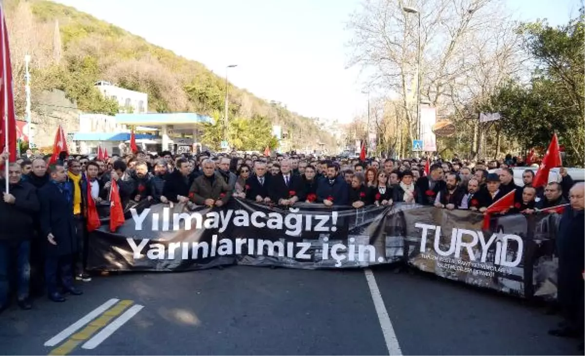 Turizmciler Reina\'nın Önüne Yürüdü "Korkmuyoruz" Dedi