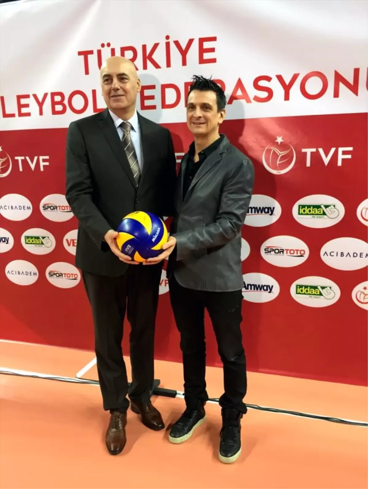 Türk Voleybolu\'nun Zirvesinde İmza Günü