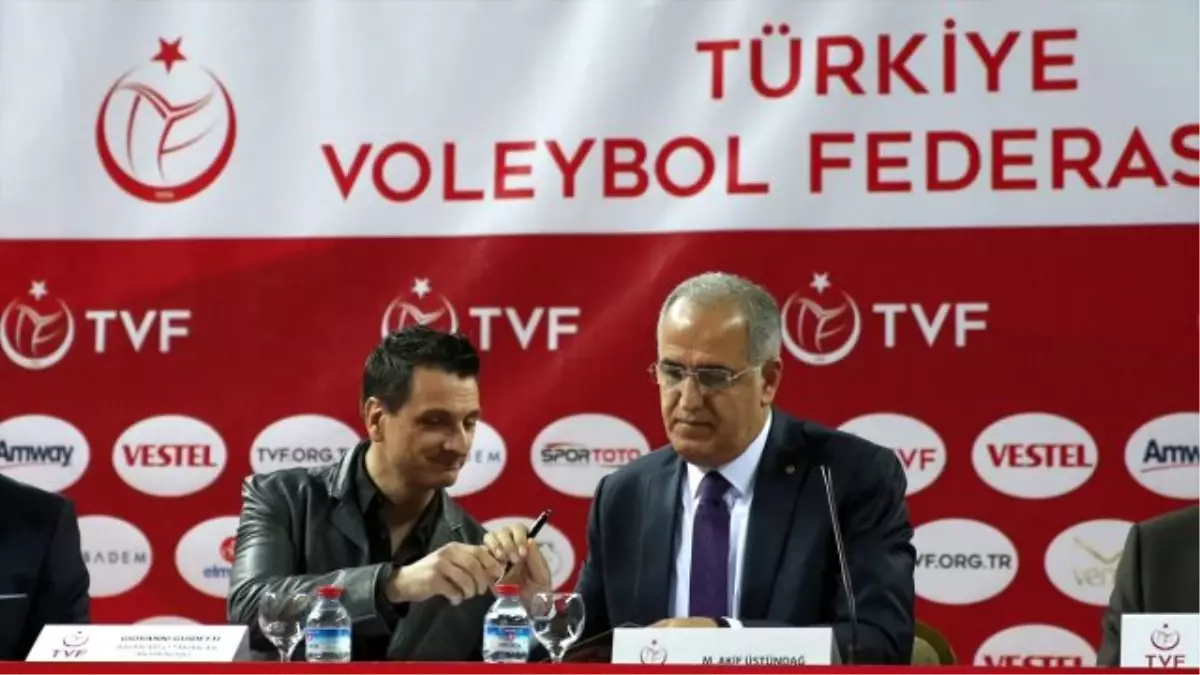 Türk Voleybolu\'nun Zirvesinde İmza Günü