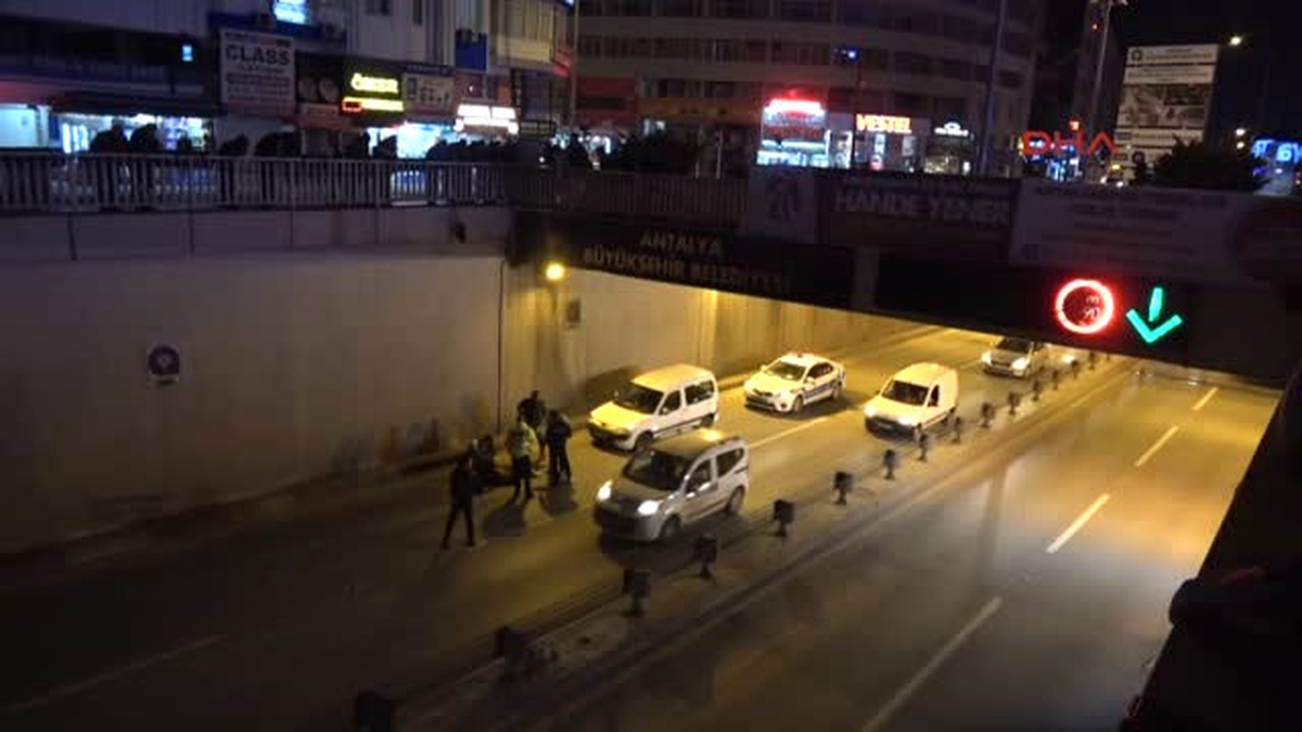 Antaya - Erkek Arkadaşıyla Kavga Eden Genç Kız Üst Geçitten Ölüme Atladı