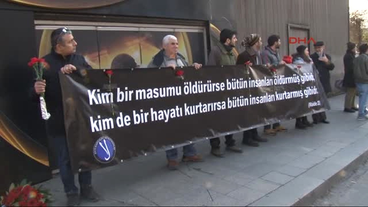 Antikapitalist Müslümanlar Reina\'nın Önünde