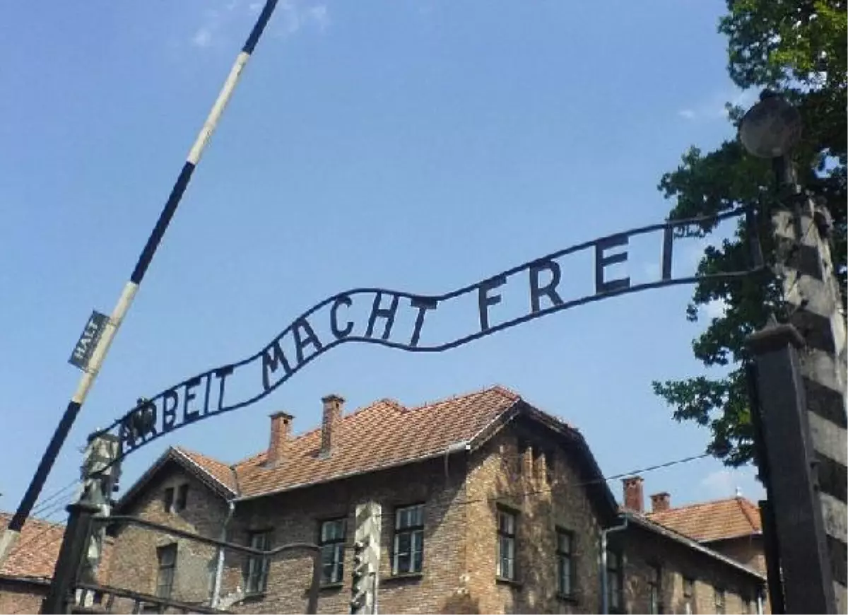 Auschwitz Müzesi\'ni İki Milyondan Fazla Kişi Ziyaret Etti