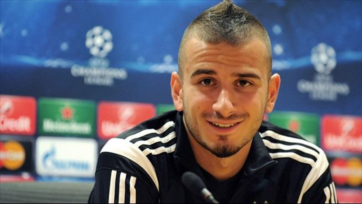 Beşiktaş\'ın Orta Saha Oyuncusu Oğuzhan Özyakup Belek Kampında Basın Toplantısı Düzenliyor