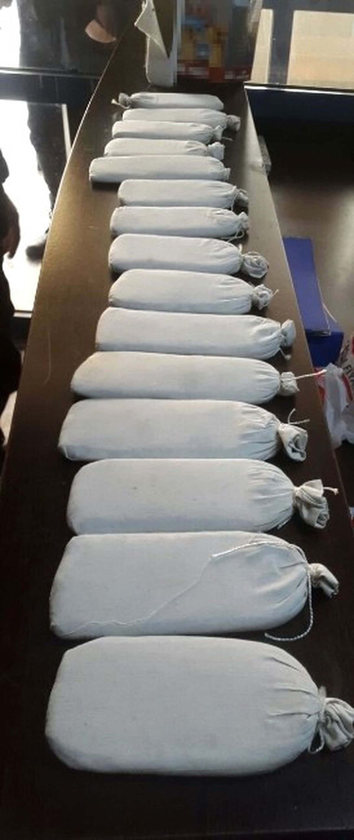 Bisküvi Kutusundan 3 Kilo 325 Gram Marok Esrar Çıktı