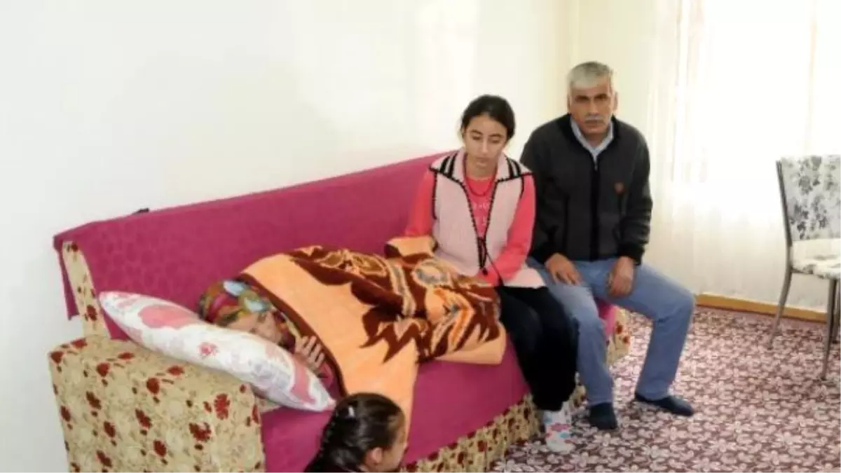 Fatma, Kanser Hastası Annesine Bakmak İçin Okulu Bıraktı