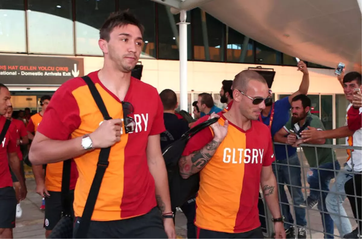 Galatasaray Kafilesi Antalya\'ya Gitti