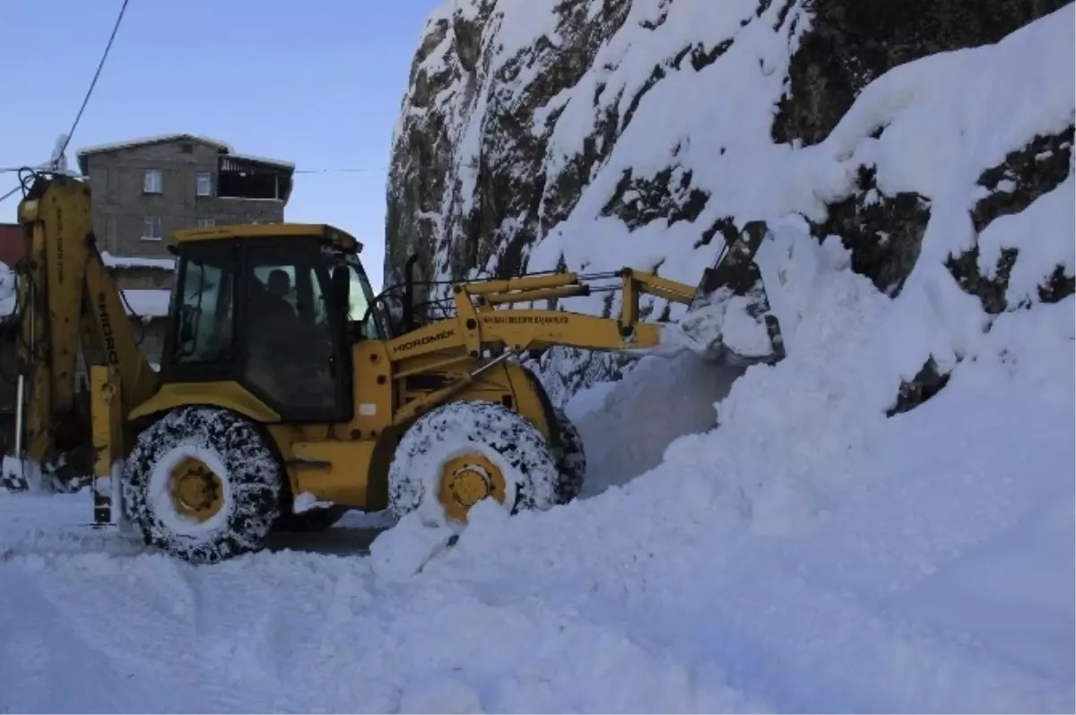 Hakkari\'de 15 Mahalle Yolu Ulaşıma Açıldı