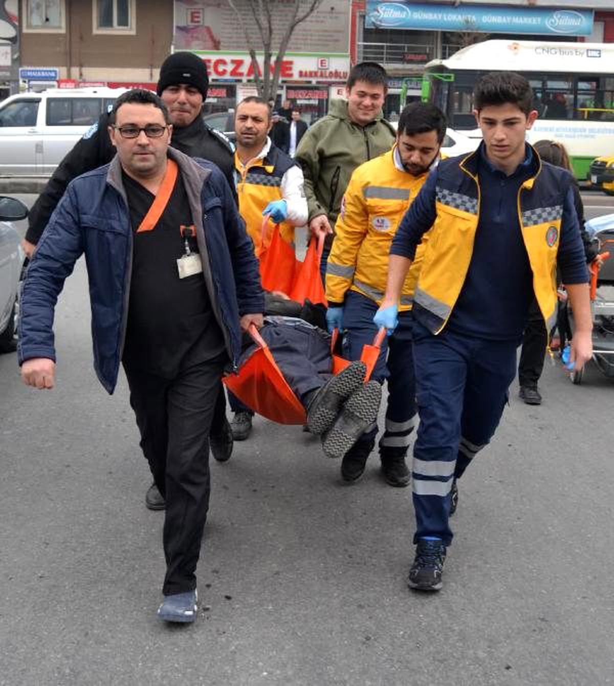 Halk Otobüsünde Bayılan Yaşlı Adama Yakındaki Hastane Çalışanları Müdahale Etti