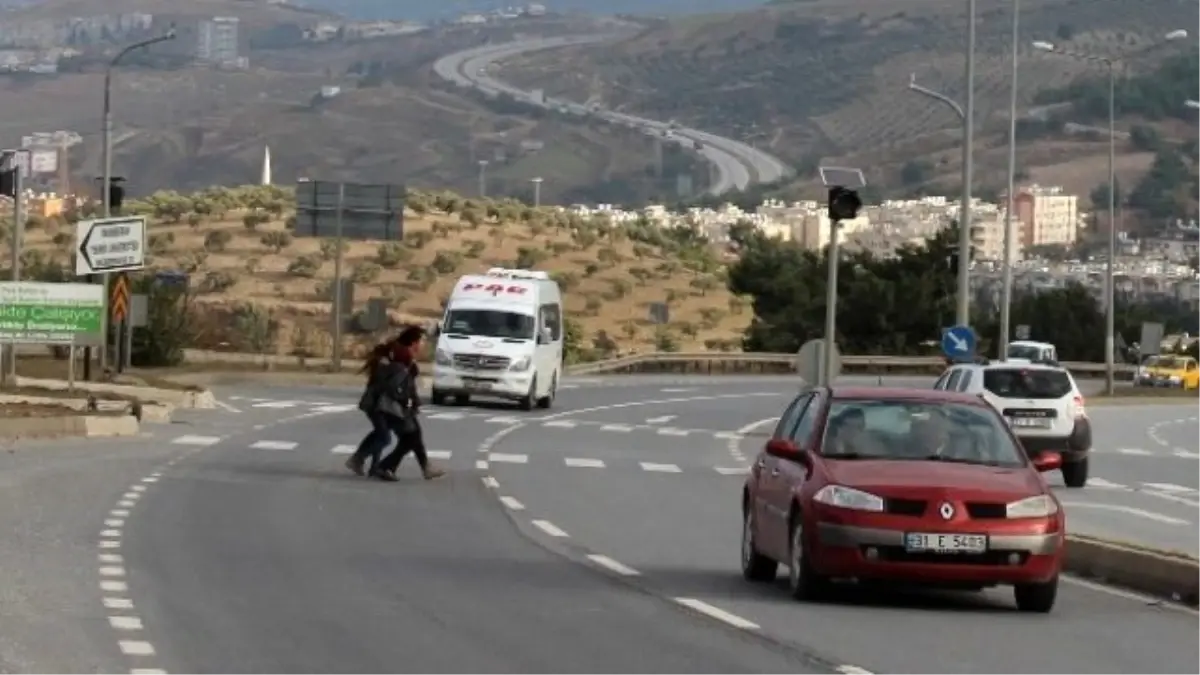 Hatay\'da Otomobilin Üniversite Öğrencilerine Çarpması